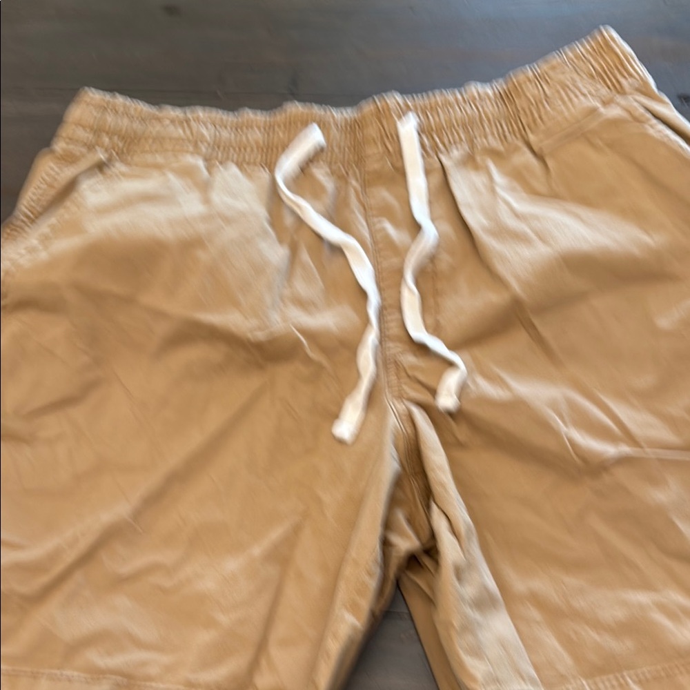 Old Navy Khaki Elastic Waist Shorts
7” inseam
Medium
Good condition